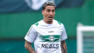 Meia critica erro do Coritiba e reconhece piora em nova derrota na Série B