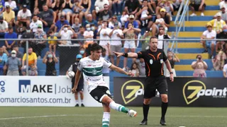 Técnico do Coritiba usa 26 jogadores em cinco partidas e defende rodízio