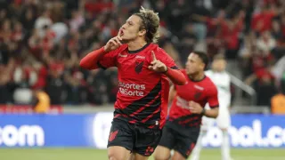 Athletico bate o Coritiba em virada agônica e mantém tabu no Brasileirão