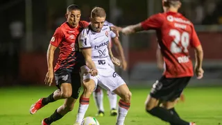 Athletico bate o Vitória fora de casa e encerra jejum no Brasileirão