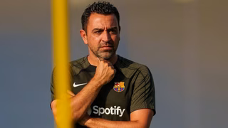 “Inimigo” de Vitor Roque, técnico Xavi é demitido do Barcelona