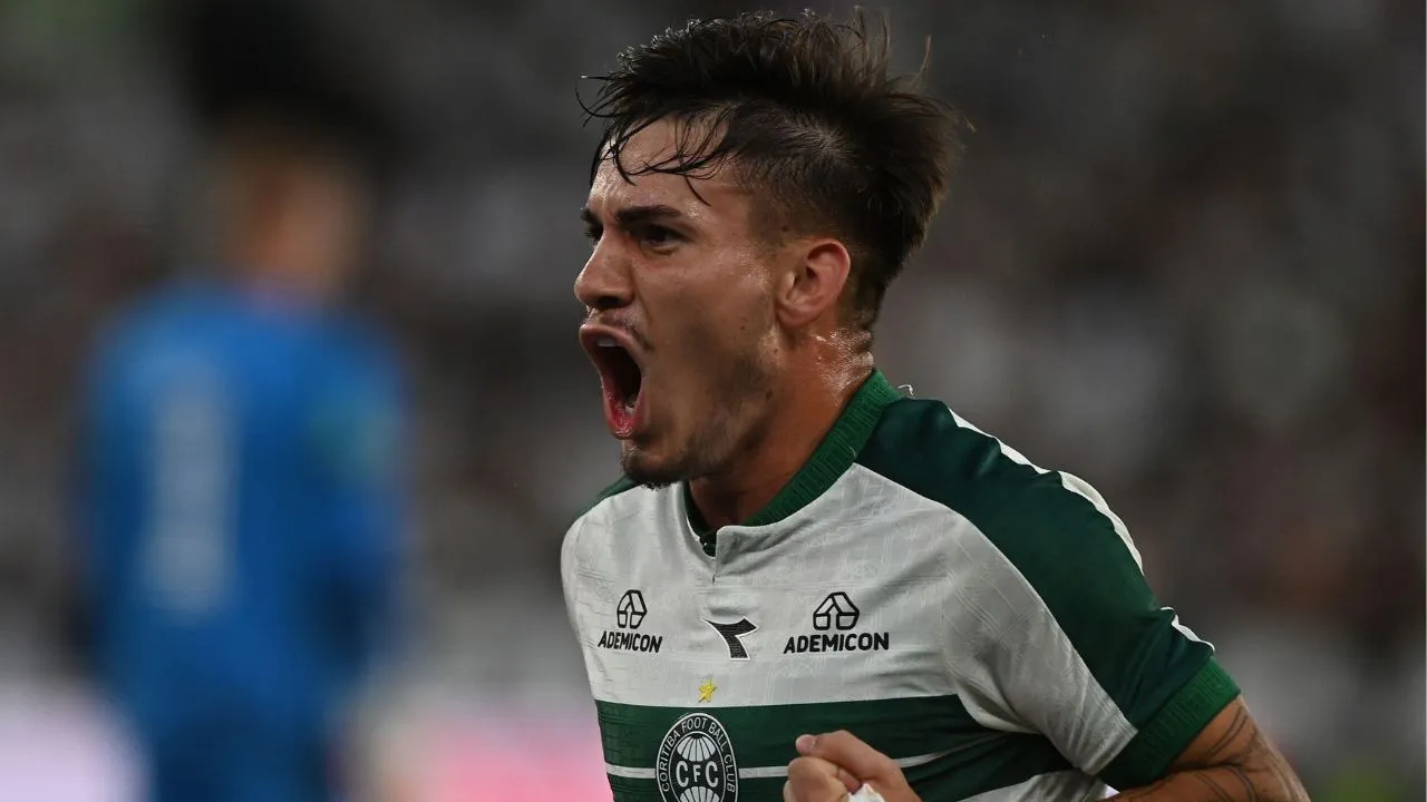 Joaquín Lavega comemora gol pelo Coritiba durante partida do Brasileirão