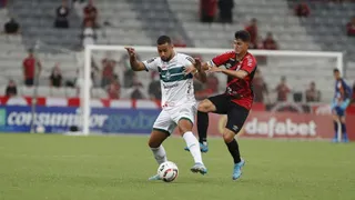 Em jogo aberto, Coritiba aproveita erros e larga na frente do Athletico