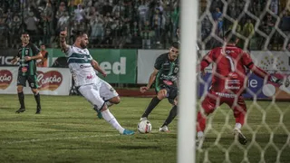 Decisivo para o Coritiba, Léo Gamalho se torna artilheiro do Paranaense
