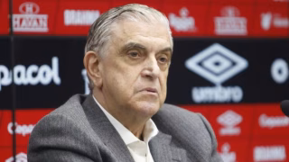 Torcida organizada do Athletico vai até o CT cobrar diretoria e Petraglia responde