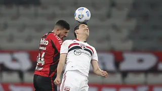 Coritiba prejudicado pela arbitragem e Athletico com falta de definição tática