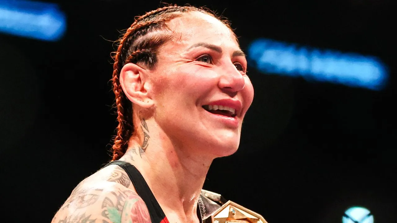 Cris Cyborg reage nas redes sociais ao anúncio da luta entre Ronda Rousey e Gina Carano, ironizando o combate marcado no peso-pena.