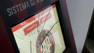Torcedores do Atlético se revoltam por ingressos e tentam invadir clube