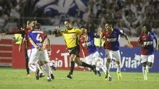 Gafe: Juiz vê “penas” em jogadores de Atlético e Paraná