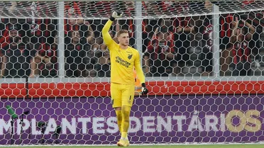 Bento, do Athletico, é convocado para a seleção brasileira após corte de goleiro