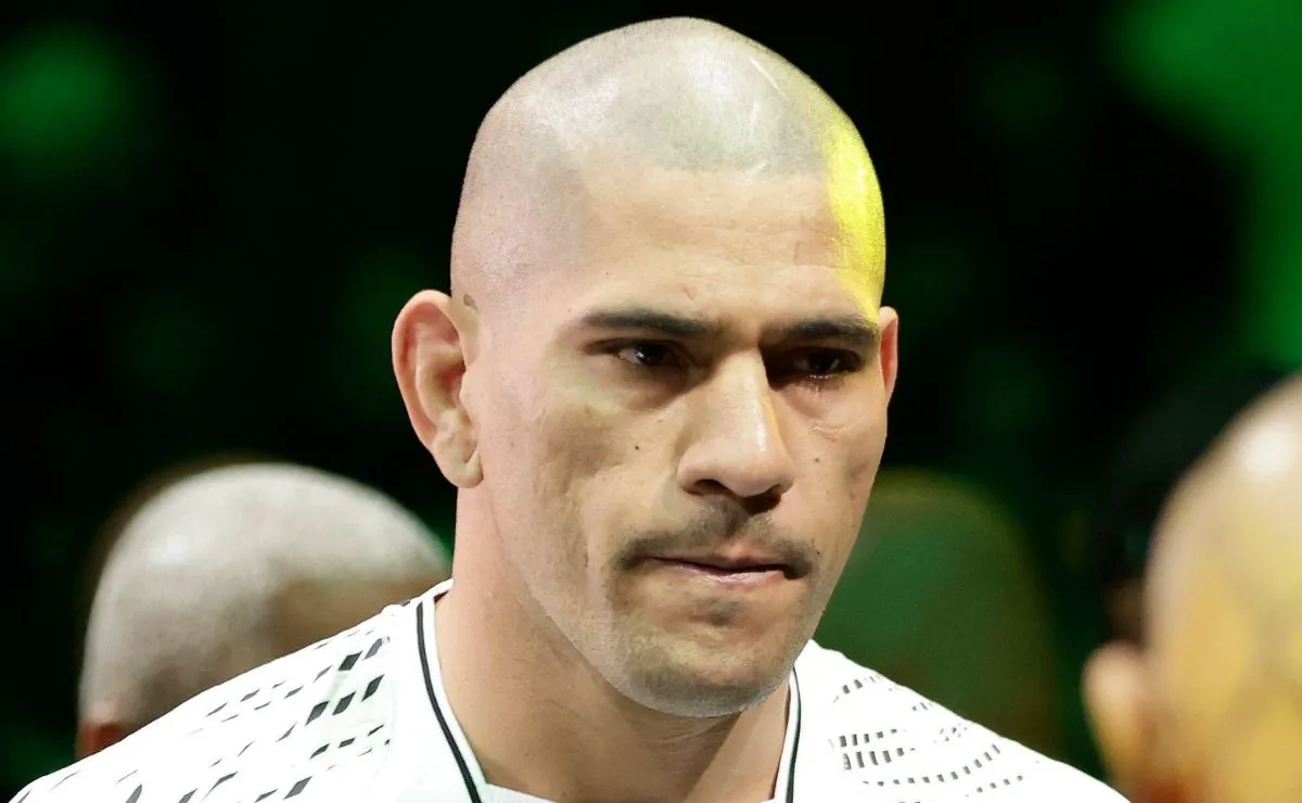 Alex Poatan concentrado antes de entrar no octógono em luta do UFC