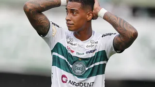 Entenda por que Alef Manga segue fora do Coritiba; STJD retirou caso de pauta