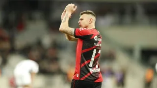 Vasco encaminha contratação de volante do Athletico