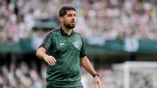 António Oliveira usa 22 jogadores em duas partidas do Coritiba e vê evolução