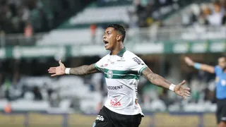 Alef Manga faz desabafo após gol e diz que recebeu ameaças: “Fiquei chateado”