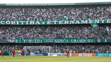 Coritiba: após pintura, estrutura do Couto Pereira é danificada e chama atenção de torcedores