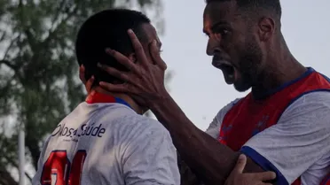 De vilão a herói: Joia salva o Paraná Clube com golaço