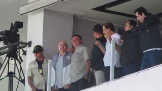 Bolsonaro vê Santos e Coritiba na Vila; torcida organizada do Peixe protesta