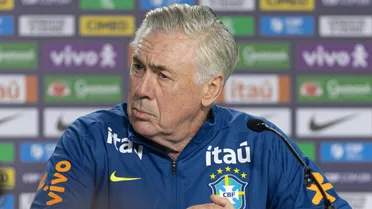 Ancelotti ostenta camisa de clube paranaense antes de jogo da seleção
