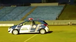 Guarda Municipal bota viatura em campo para impedir jogo entre Londrina e Maringá