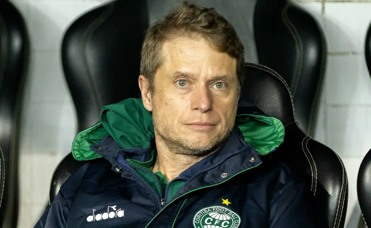Fernando Seabra, técnico do Coritiba, sentado no banco de reservas durante a derrota para o Cruzeiro, no Couto Pereira, pela Série A do Campeonato Brasileiro.