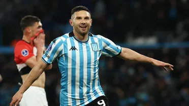 Com passagem apagada pelo Coritiba, atacante do Racing é o artilheiro da Sul-Americana