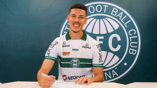 Com multa milionária, Coxa renova contrato de zagueiro campeão sul-americano