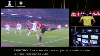 Conmebol libera diálogos entre árbitro e VAR antes de pênalti revertido; veja