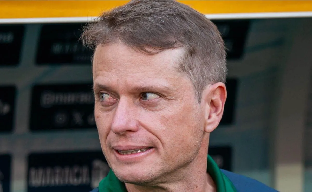 Fernando Seabra observa a partida no banco de reservas do Coritiba durante jogo do Campeonato Brasileiro.