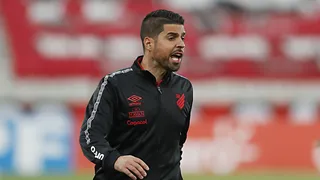 Oliveira garante que Athletico não jogará pelo empate e foca primeiro o Atletico-MG