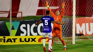 Goleiro do Paraná critica árbitro em derrota e ressalta: “Vamos lutar até o fim”