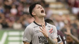 Athletico perde destaque da defesa, e torcida pede saída de Zapelli