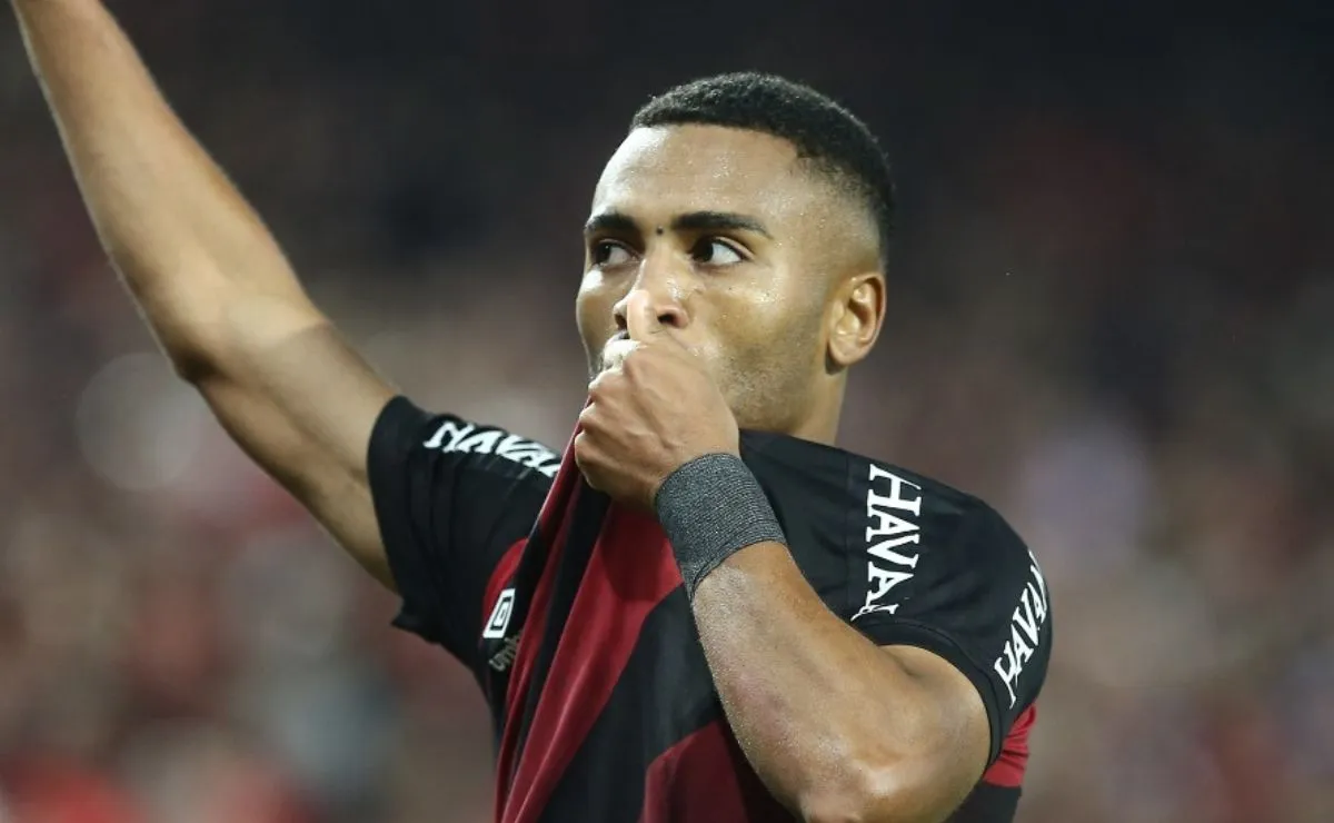 Leozinho comemora o primeiro gol do Athletico na vitória por 2 a 0 sobre o Internacional, na Arena da Baixada, pelo Campeonato Brasileiro.