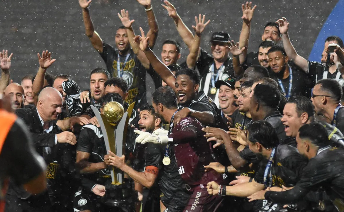 Jogadores do Operário comemoram o título do Paranaense