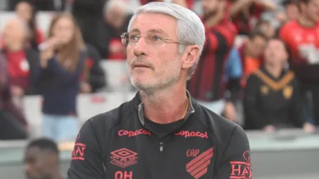 Athletico amplia contrato com jovem do elenco principal