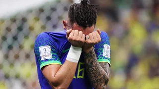 Alex Telles rompe ligamento e inicia tratamento antes de voltar à Espanha