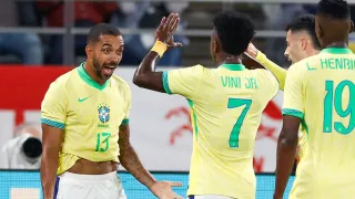 Ex-Paraná marca em estreia como titular da seleção e se emociona: “Momento único”