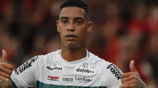 Coritiba de Alef Manga ganha e manda o Furacão para o sofá