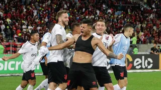 Athletico foi heroico e milionários Flamengo e Palmeiras estão fora; ouça o comentário