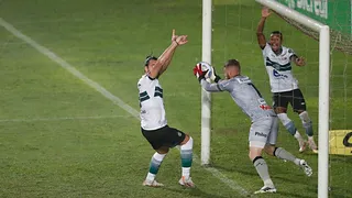 Coritiba e Operário provaram que futebol tem teatro, mas não é teatro