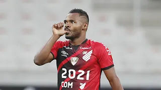 Athletico recebe proposta do Corinthians e sondagem do São Paulo por Nikão