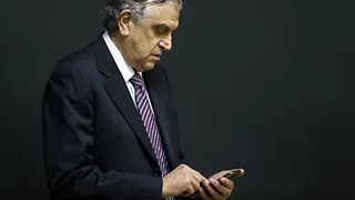 Petraglia confirma que Athletico conversa com Sylvinho e explica saída de Alberto