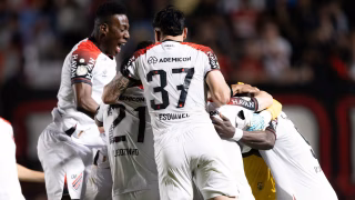 Goleiro Santos brilha nos pênaltis e coloca o Athletico nas oitavas da Copa do Brasil