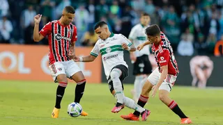 Zago pede carinho da torcida com pratas da casa Natanael e Kaio César