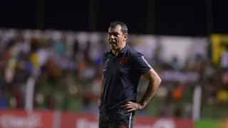Carille adota esquema com três zagueiros e cobra o Athletico: “Tem que jogar mais”