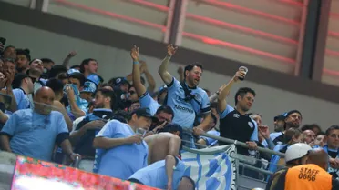 Torcida do Belgrano invade Curitiba com show na Arena, motor home e parilla na rua