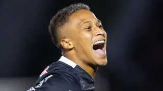Atacante revelado no Athletico assina pré-contrato com gigante da Série A