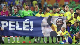 Torcida e jogadores do Brasil fazem homenagem a Pelé contra a Coreia do Sul