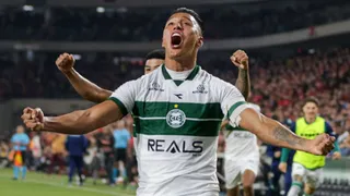 Após sair de ambulância, capitão vira o herói do Coritiba no clássico