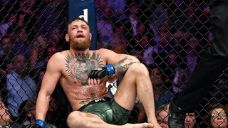 Conor McGregor sofre lesão grave e é derrotado por Dustin Poirier no UFC 264